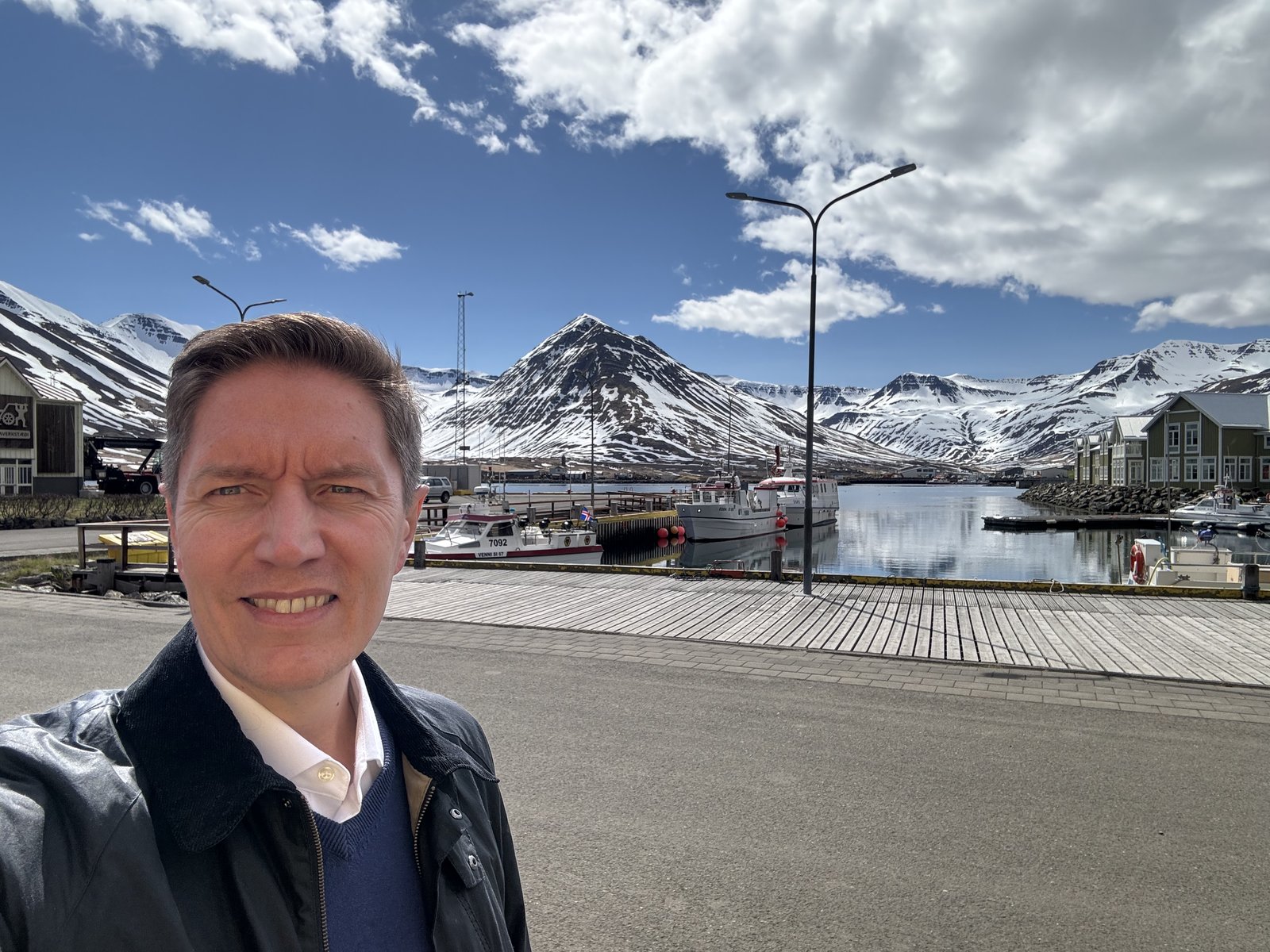 Thor in Siglufjörður, Island — zwischen schneebedeckten Bergen und Fischerhafen